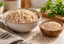 Перловая крупа: состав, польза и приготовление Миска перловой каши и сухая перловая крупа